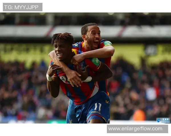 足球明星激情瞬间亲吻球场展现热爱与荣耀的动人时刻